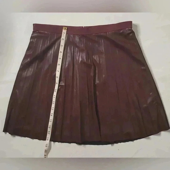 NwtJ.Crew Faux Leather Maroon Plead Skirt  Sz 8 Style#F6089 - Picture 2 of 10